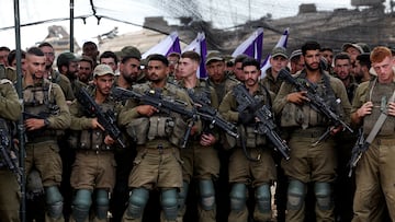 Israeli soldiers listen to Israel's Defence Minister Yoav Gallant as he meets them in a field near Israel's border with the Gaza Strip, in southern Israel October 19, 2023. REUTERS/Ronen Zvulun     TPX IMAGES OF THE DAY