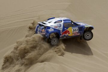 2010. Carlos Sainz y Lucas Cruz ganan la 31ª edición del Dakar, segunda vez consecutiva en América del Sur, disputada en Chile y Argentina con el Volkswagen Race Touareg II.