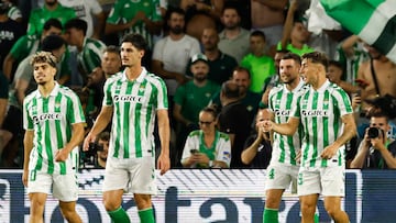 SEVILLA, 29/08/2024.- El extremo del Real Betis Ez Abde (i) junto a sus compañeros celebra tras anotar un tanto este jueves, durante partido de vuelta de la ronda previa de la Liga Conferencia, entre el Betis y el Kryvbas, en Sevilla. EFE/ Julio Muñoz
