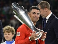 Cristian Ronaldo con el trofeo de la Nations League.