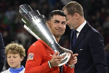 Cristian Ronaldo con el trofeo de la Nations League.