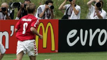Tomasson celebra, ante el portero búlgaro, el primer gol de Dinamarca.