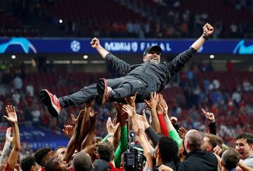 El entrenador del Liverpool, Juergen Klopp, es manteado por sus jugadores tras ganar la Champions por 2-0 al Tottenham en el Wanda Metropolitano de Madrid. 