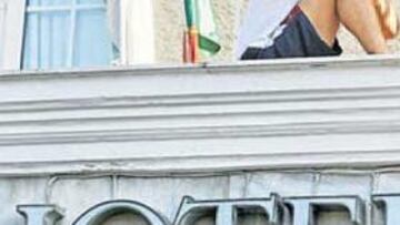 <b>LLANTOS POR UN COMPAÑERO</b> Signiticativa imagen de Boularhouz en el hotel de concentración en Atenas, reclinado sobre sí y rompiendo a llorar. Ayer, en el Sevilla se escribió una de las páginas más tristes de su historia por la muerte de un gran jugador y de una fabulosa persona. El holandés lleva poco tiempo, pero le apreciaba.