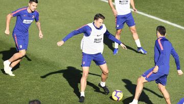 Santiago Arias, en el entrenamiento del Atlético. Jugará ante la Real Sociedad.