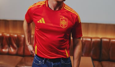 La base de la camiseta está salpicada de motivos ondulados que mezclan las formas de la flor nacional del país -el clavel- y los mares que rodean la península.