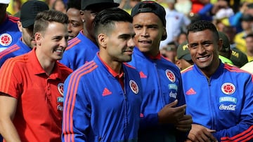 La Selección Colombia ya está en Bogotá. Llegó al país sobre el mediodía, procedente de Rusia. Fue recibida por miles de personas en las calles y en El Campín.