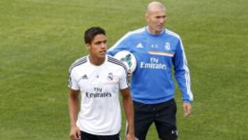 Zidane está pendiente de Varane en los entrenamientos.
