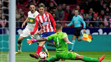 GRAF802. MADRID, 29/11/2017.- El delantero argentino del Atlético de Madrid Luciano Vietto (c) intenta superar al portero del Elche Guille Vallejo en el partido de vuelta de dieciseisavos de final de la Copa del Rey que se disputa esta noche en el