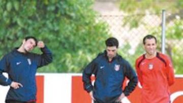 <b>CANSADOS. </b>Torres, Kezman, Velasco y Petrov escuchan a Santella.