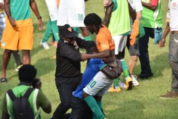 El público invadió el estadio Felix Houphouet-Boigny tras el encuentro de clasificación para la Copa Africana entre Costa de Marfil y Camerún.
Los seguidores con el jugador Gervinho. 