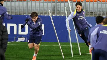 Julián Alvarez y Giuliano Simeone, en el entrenamiento del Atlético.