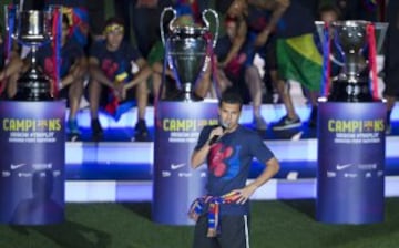 Pedro durante la celebración del último triplete del Barcelona en 2015.
