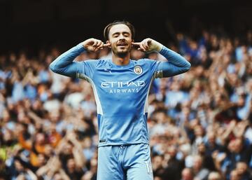 Comenzamos con el fichaje más caro de la historia de la Premier y, por ende, del Manchester City. Pep Guardiola se enamoró del peaky blinder del fútbol. Con sus medias bajadas y sus espinilleras de niño, el de Birmingham fue profeta en su tierra. Convirtió Villa Park en su parque de atracciones particular con sus diabluras partiendo desde banda izquierda. La adaptación a un sistema tan cambiante y particular como el citizen no es sencillo, aunque tu aterrizaje venga avalado por el director de orquesta. Tres goles y tres asistencias a estas alturas, pero las sensaciones empeoran los números. Suplente en tres de los últimos cinco partidos ligueros, suenan las alarmas. Eso sí, queda tiempo para que Jack despierte, las estrellas no suelen besar el santo al llegar al Etihad (Mahrez, Sterling...).

