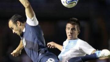 TABLAS. Landon Donovan (EE.UU.) disputa un balón con Antonio Sandoval (Guatemala) durante el partido de clasificación para el Mundial 2014 celebrado en el estadio Mateo Flores.