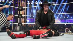 Undertaker hace una cuenta a AJ Styles durante el WWE Super ShowDown 2020.