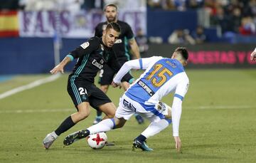 Dani Ceballos ante la oposición de Diego Rico.