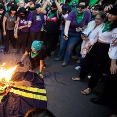 Feministas queman bandera del América y exigen disculpa pública