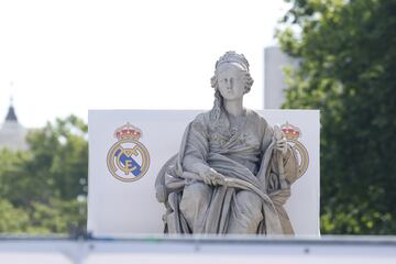 La Fuente de Cibeles engalanada esperando a la plantilla del Real Madrid.