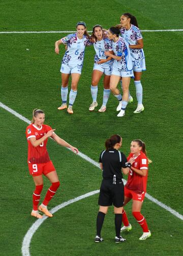 Las jugadoras españolas abrazan y felicitan a Aitana tras conseguir el tercer ante Suiza. 