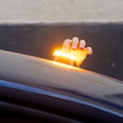 La DGT lo confirma: si tienes una avería o accidente en carretera, este es el lugar del coche donde debe estar tu baliza V-16