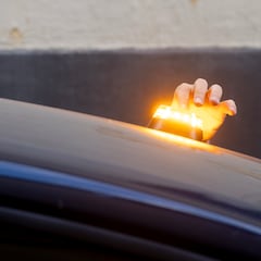 La DGT lo confirma: los únicos coches que no tendrán que llevar la baliza V-16 de forma obligatoria a partir de enero