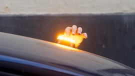 La DGT lo confirma: si tienes una avería o accidente en carretera, este es el lugar del coche donde debe estar tu baliza V-16