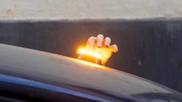 Baliza V16 de emergencia para vehículos, a 21 de noviembre de 2025, en Madrid (España). La baliza V16 conectada será obligatoria a partir del 1 de enero de 2026 para señalizar averías o situaciones de emergencia en carretera, en sustitución de los triángulos de emergencia tradicionales. Este dispositivo debe guardarse en la guantera y, en caso de necesidad, el conductor puede activarlo y colocarlo en el punto más alto y visible del vehículo sin salir de este, aumentando así la seguridad.
22 NOVIEMBRE 2025 BALIZAV16;DGT;TRÁFICO;AUTOMÓVIL;VEHÍCULO
Eduardo Parra / Europa Press
21/11/2025