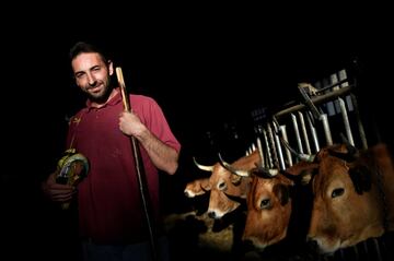 El ganadero Pablo Pato posa en su establo en Llanuces, Asturias.