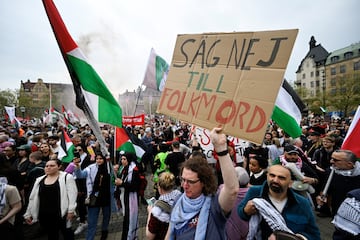 Un manifestante sostiene un cartel que dice "Di no al genocidio" durante la manifestación Stop Israel contra la participación de Israel en lel Festival de la Canción de Eurovisión.