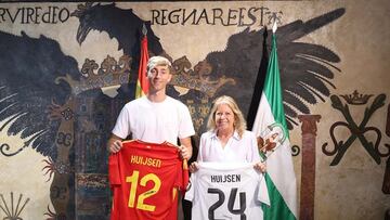 Dean Huijsen posa con la alcaldesa de Marbella Ángeles Muñoz.