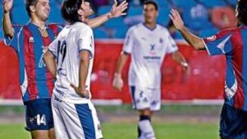 <b>ALEGRÍA GRANOTA. </b>Xisco Nadal celebra con Líbero Parri su gol ante la presencia de Ezequiel Luna, que no se creía lo que estaba pasando.