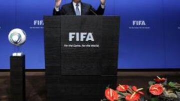 <b>SE QUEDA SOLO. </b>Blatter afirma que no hay crisis y queda como único candidato a la presidencia.