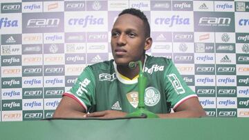 Yerri Mina en rueda de prensa.