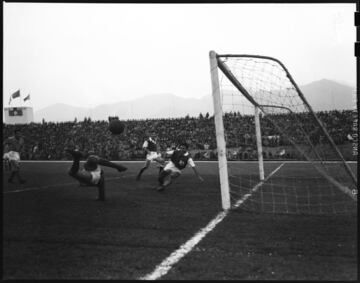 El 10 de agosto de 1938 se inauguró el Estadio Nemesio Camacho El Campín. Así se veía el estadio en la época del Dorado.