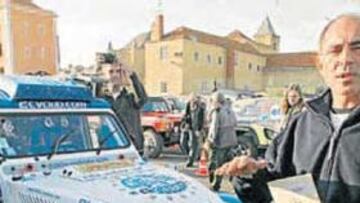 <b>CURIOSO. </b>El 2CV de Cyril Ribas llama la atención entre el resto de vehículos del parque cerrado.