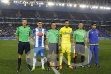El árbitro Pérez Montero acompañado por sus asistentes Matías Caballero y Hernández Labella, el cuarto árbitro Alonso Portillo y los capitanes Javi López y Bruno.