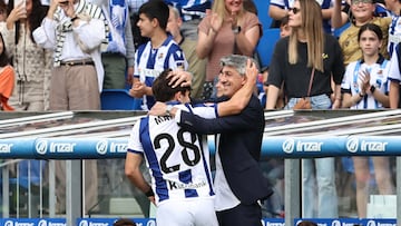 Pablo Marín se abraza a Imanol tras marcar el 1-0. EFE/ Javier Etxezarreta