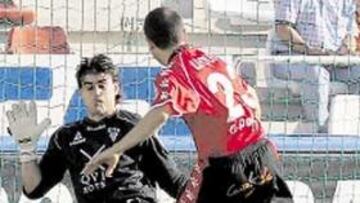 <b>FACILIDADES. </b>Luque adelantó al Ciudad de Murcia en el Carlos Belmonte, pero lo logró la victoria.