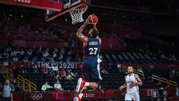 Rudy Gobert, cierra la victoria de Francia ante Italia con este mate.