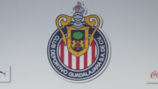 Medios de comunicación abandonan sala de prensa de Chivas por explosión de cohete