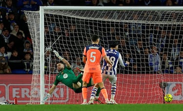 1-0. Centro al segundo palo y Mikel Oyarzabal engancha, con la zurda, una volea imparable para Joan García.