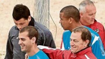 <b>PSICÓLOGO. </b>El técnico granota se dedicó ayer a dar ánimos a sus futbolistas.