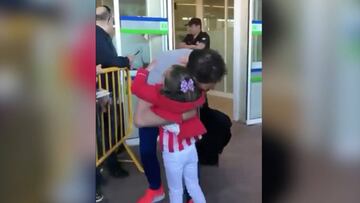 El precioso gesto de Simeone con una pequeña hincha