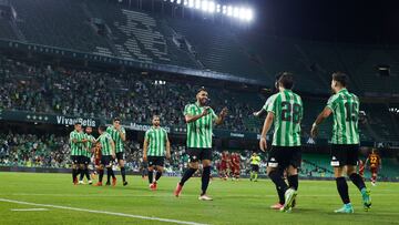 Los jugadores del Betis celebran un gol ante la Roma.