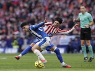 Alaves' Spanish midfielder #10 Carles Alena and Atletico Madrid's US midfielder #05 Johnny Cardoso fight for the ball during the Spanish league football match between Club Atletico de Madrid and Deportivo Alaves at Metropolitano Stadium in Madrid on January 18, 2026. (Photo by Oscar DEL POZO / AFP)