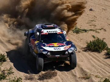 Mini&#039;s Spanish driver Carlos Sainz and co-driver Lucas Cruz compete during Stage 1 of the 2021 Dakar Rally between Jeddah and Bisha in Saudi Arabia, on January 3, 2021. - during the prologue near the Saudi city of Jeddah, on the eve of the 2021 Dakar