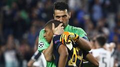 Buffon abraza a Mbapp&eacute; tras un partido de Champions League.