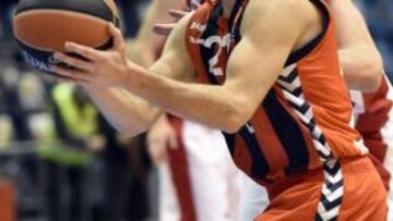 Thomas Heurtel ante Boban Marjanovic.