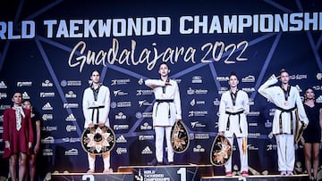 La taekwondista espa?ola Cecilia Castro posa en el podio tras ganar el bronce en la categor¨ªa de -67 kg. en los Mundiales de Taekwondo de Guadalajara (M¨¦xico).